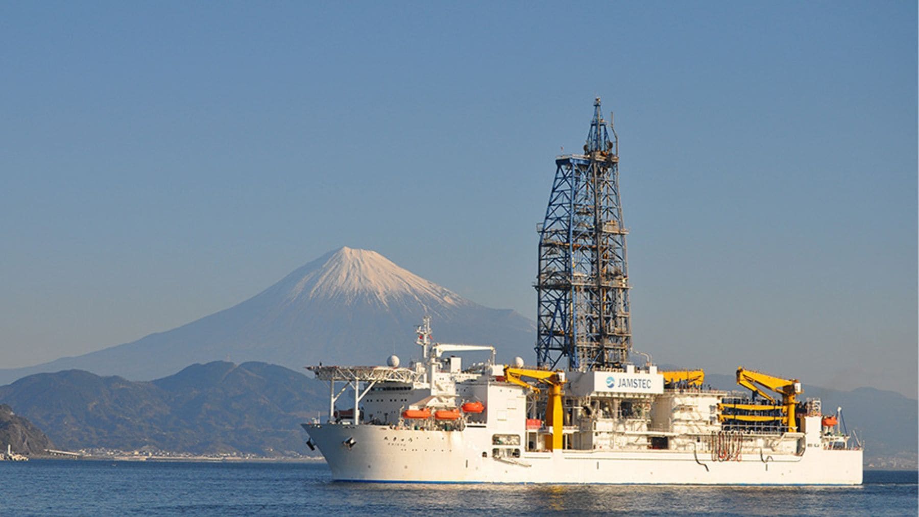 Buque Chikyu de Japón extrayendo tierras raras a 6000 metros bajo el mar frente al Monte Fuji.