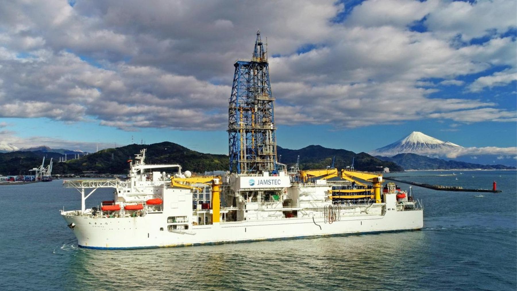 Buque Chikyu de Japón extrayendo tierras raras a 6000 metros en el océano Pacífico.