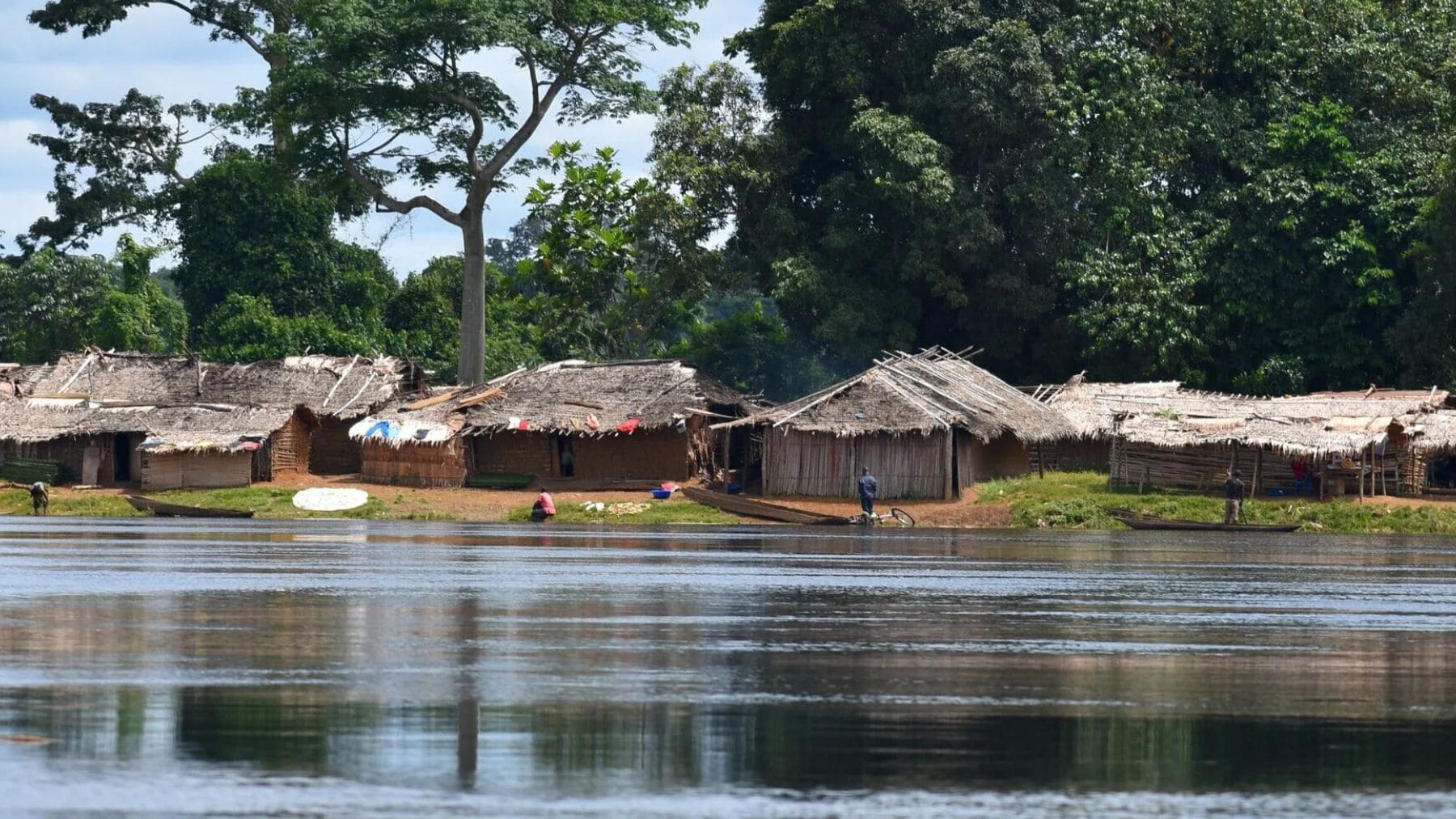 Lago en la cuenca del Congo rodeado de selva y turberas tropicales que liberan CO2 antiguo.