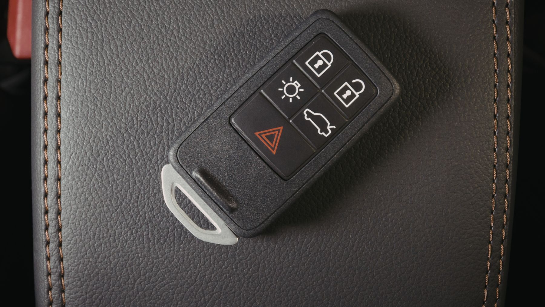 Llave de coche keyless utilizada en sistemas sin llave vulnerables a robos por ataque de retransmisión.