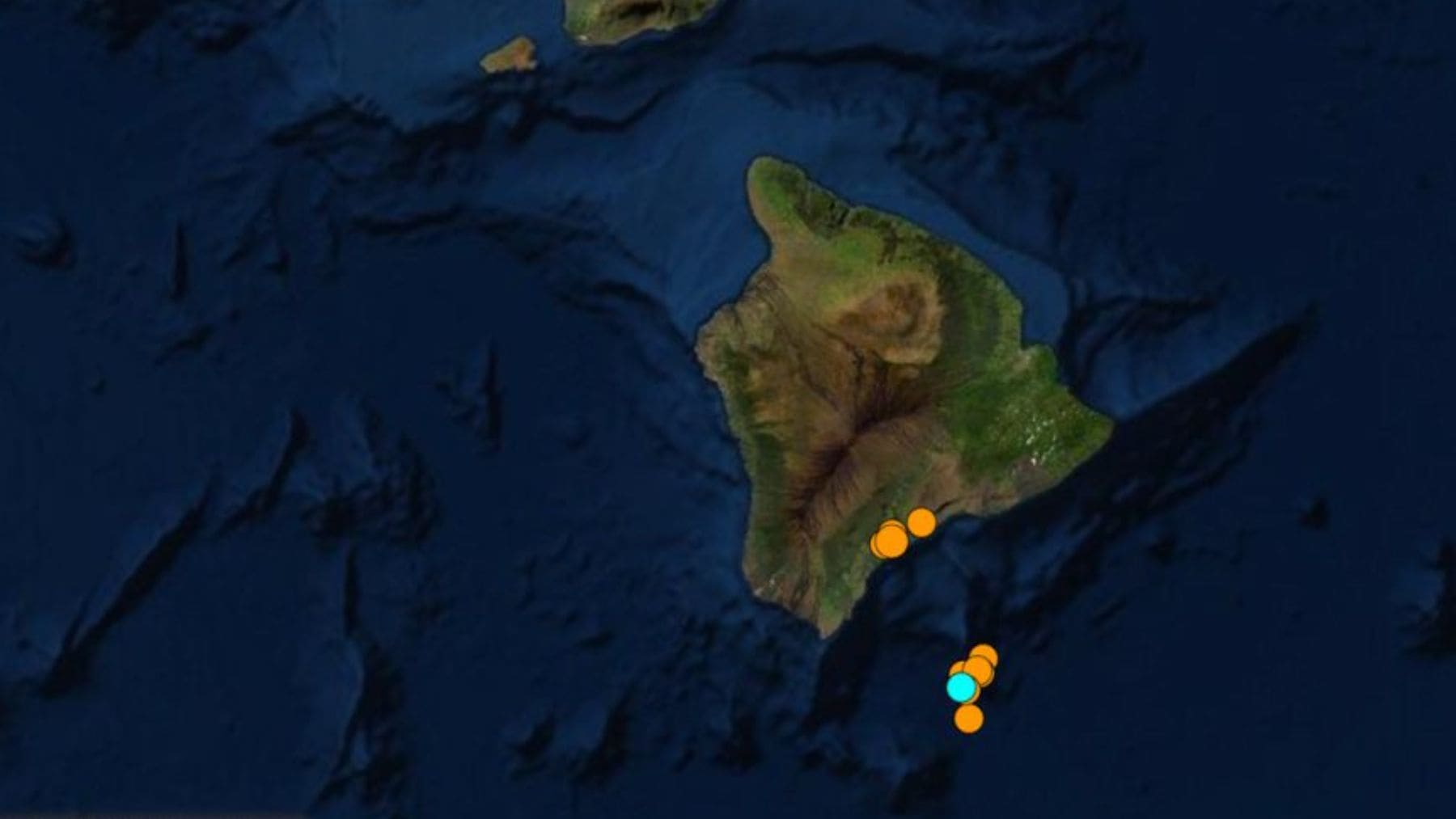 Mapa del volcán submarino Kamaʻehuakanaloa con enjambres sísmicos al sur de la isla de Hawái.