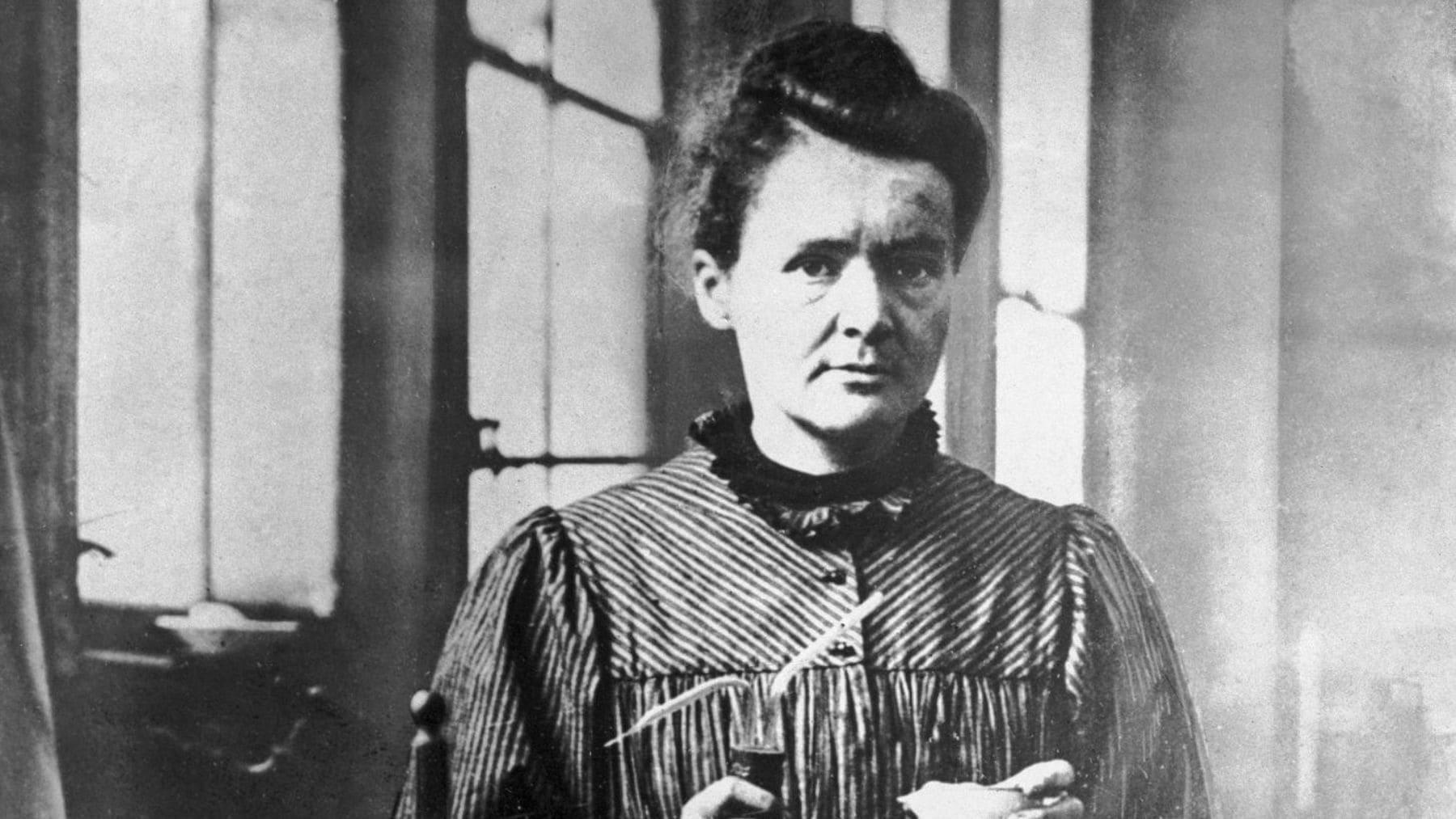 Marie Curie en su laboratorio de París tras descubrir el radio y ganar el Premio Nobel.