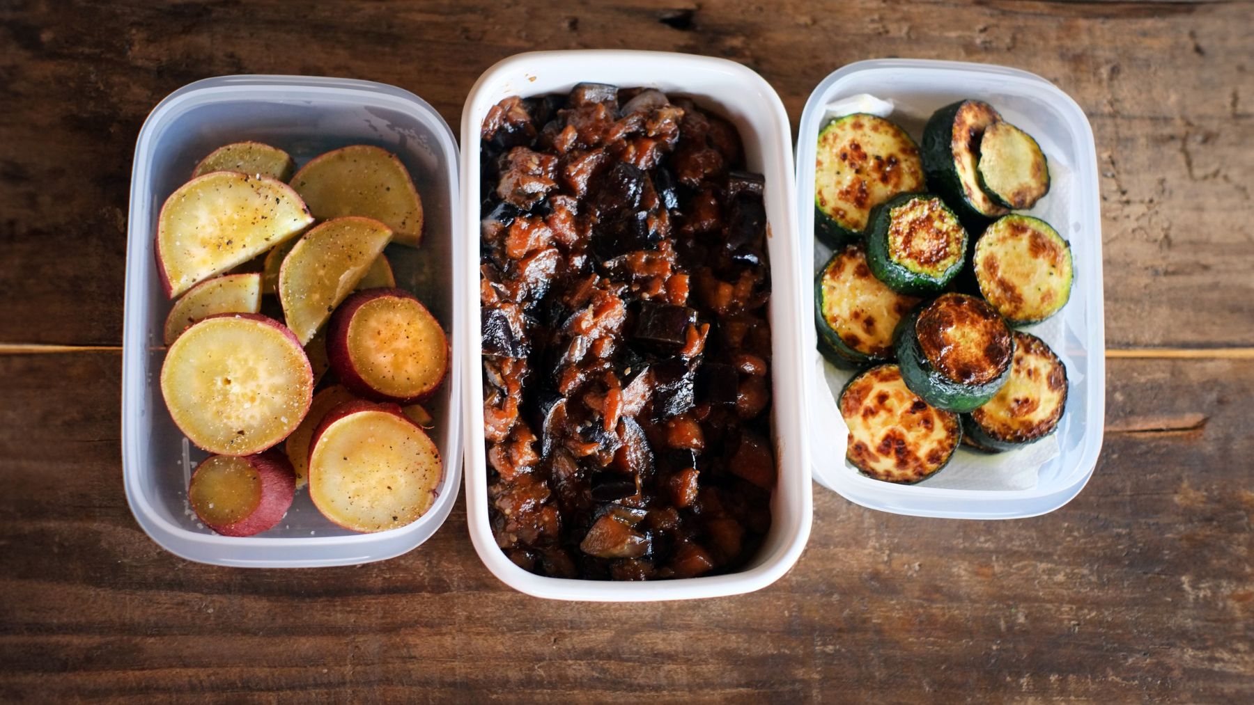 Táper de plástico en microondas liberando microplásticos en la comida.