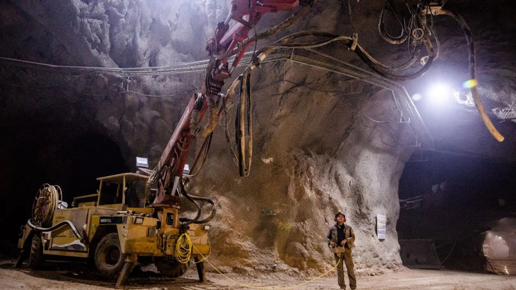 Mina subterránea de fluorita en Almería con maquinaria perforando roca en el proyecto de Berja.