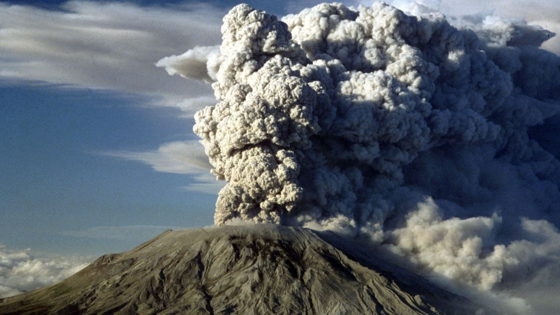 Erupción del Monte St. Helens en 1980 con gran nube de ceniza tras el desastre natural en Estados Unidos.
