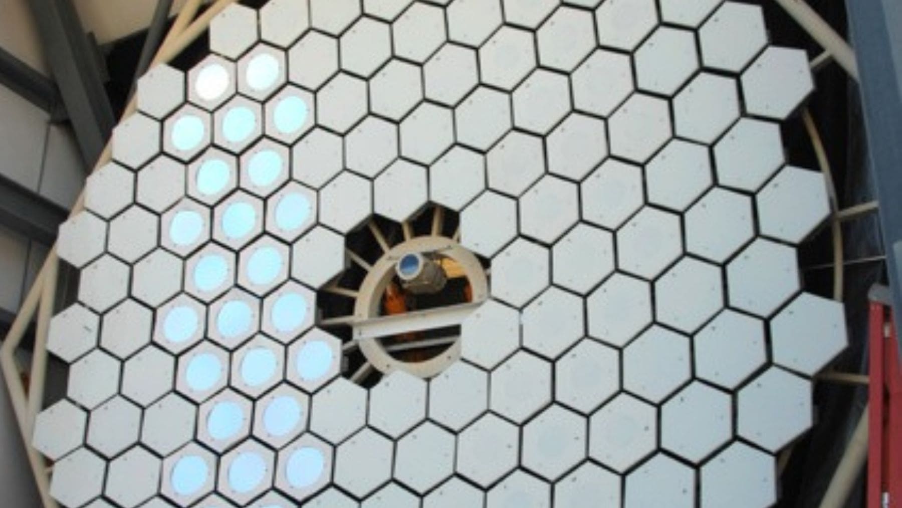 Concentrador solar del proyecto CaRD de la NASA para extraer oxígeno del polvo lunar mediante energía solar