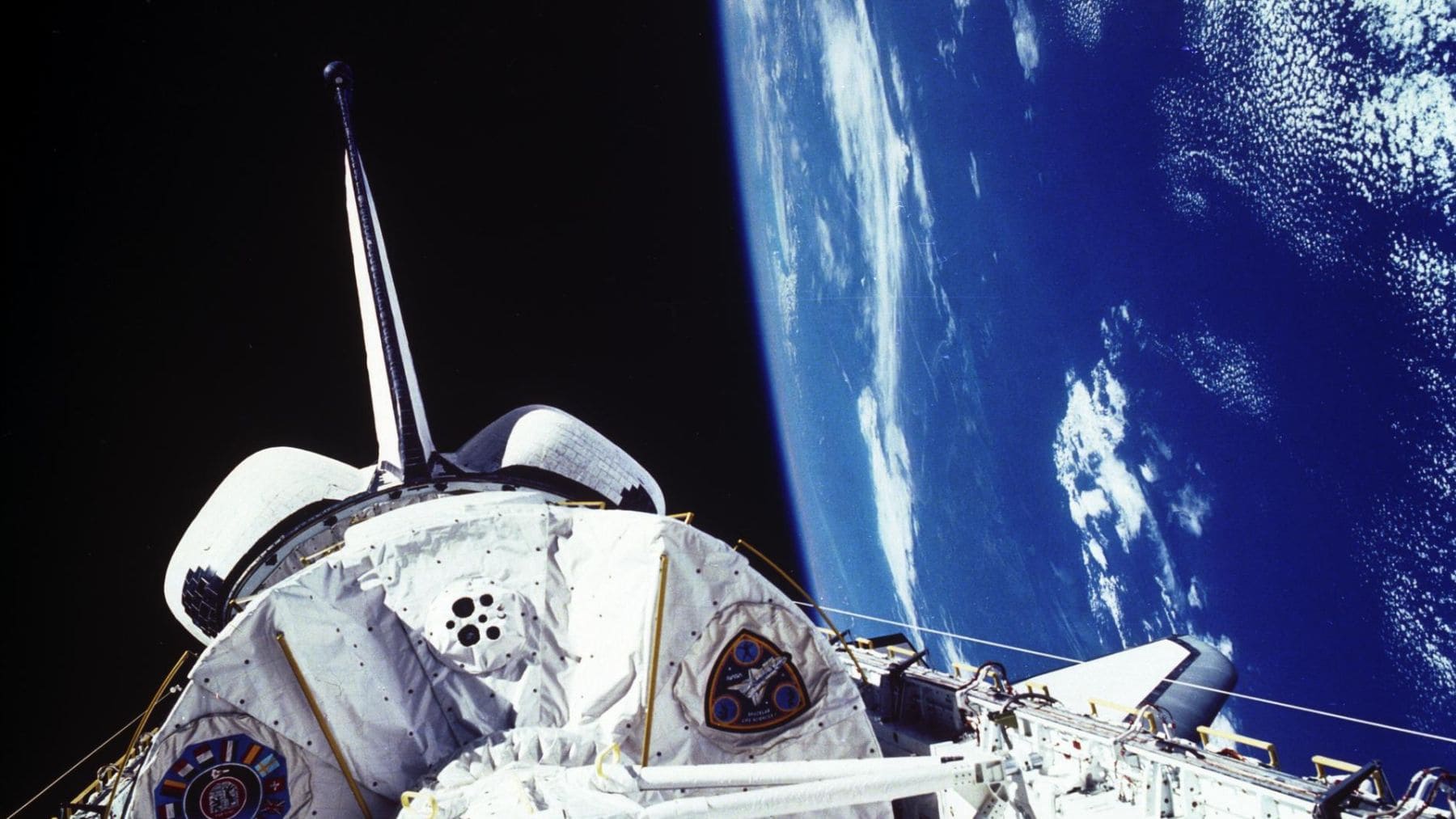 Transbordador Columbia de la NASA en órbita durante el experimento con medusas en microgravedad.