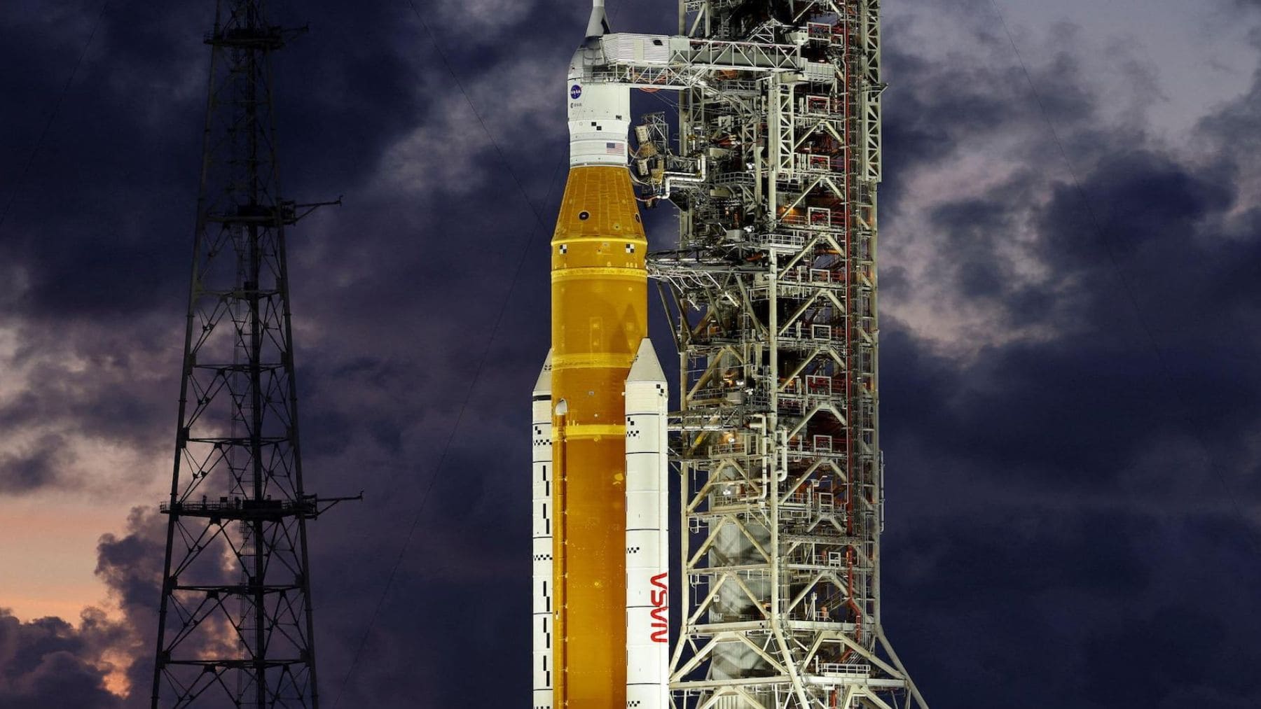 Cohete SLS de la NASA en la plataforma de lanzamiento del programa Artemis para futuras misiones tripuladas a la Luna.