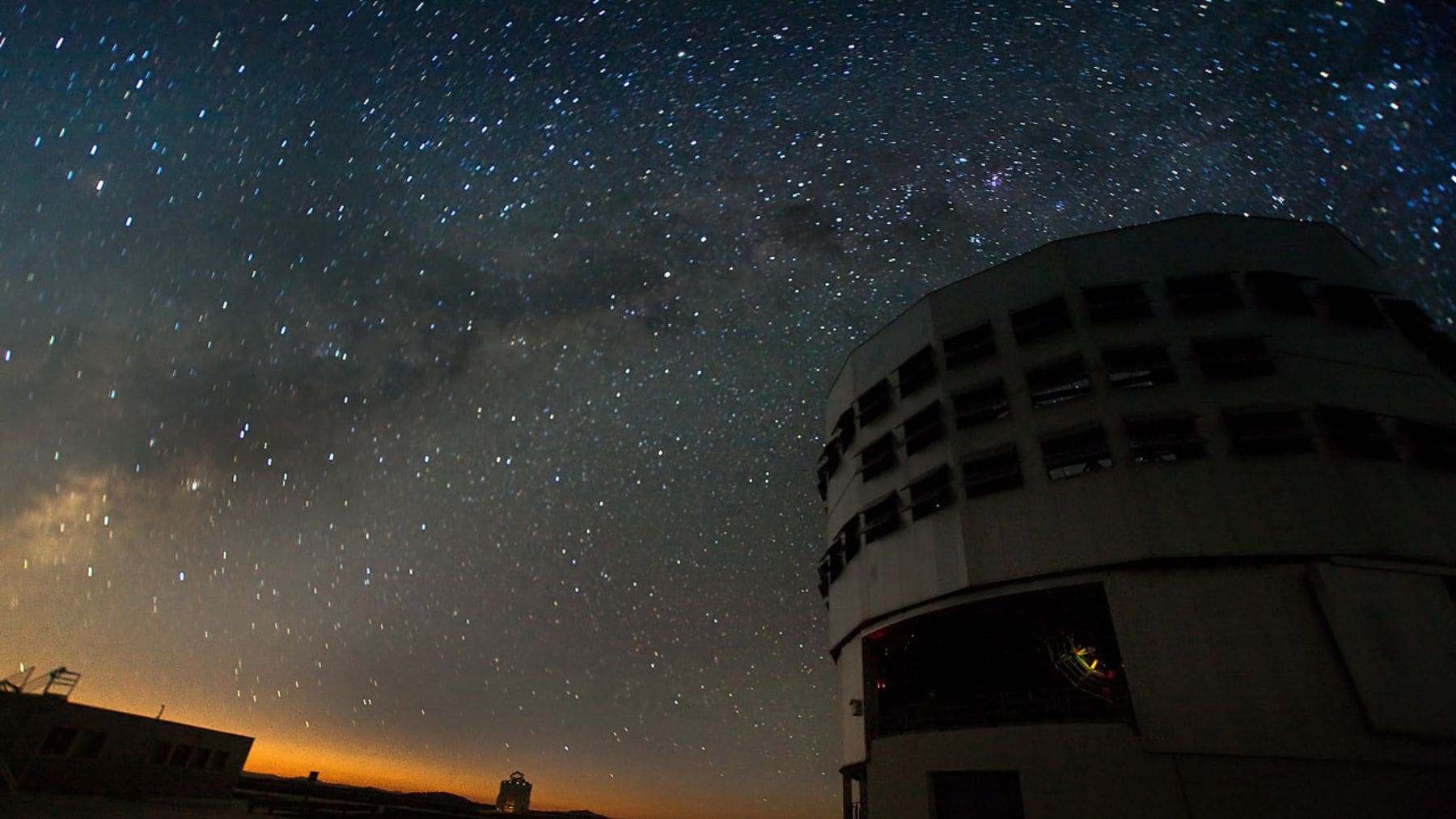 Cielo nocturno sobre el Observatorio Paranal en el desierto de Atacama, donde opera el Very Large Telescope de ESO.