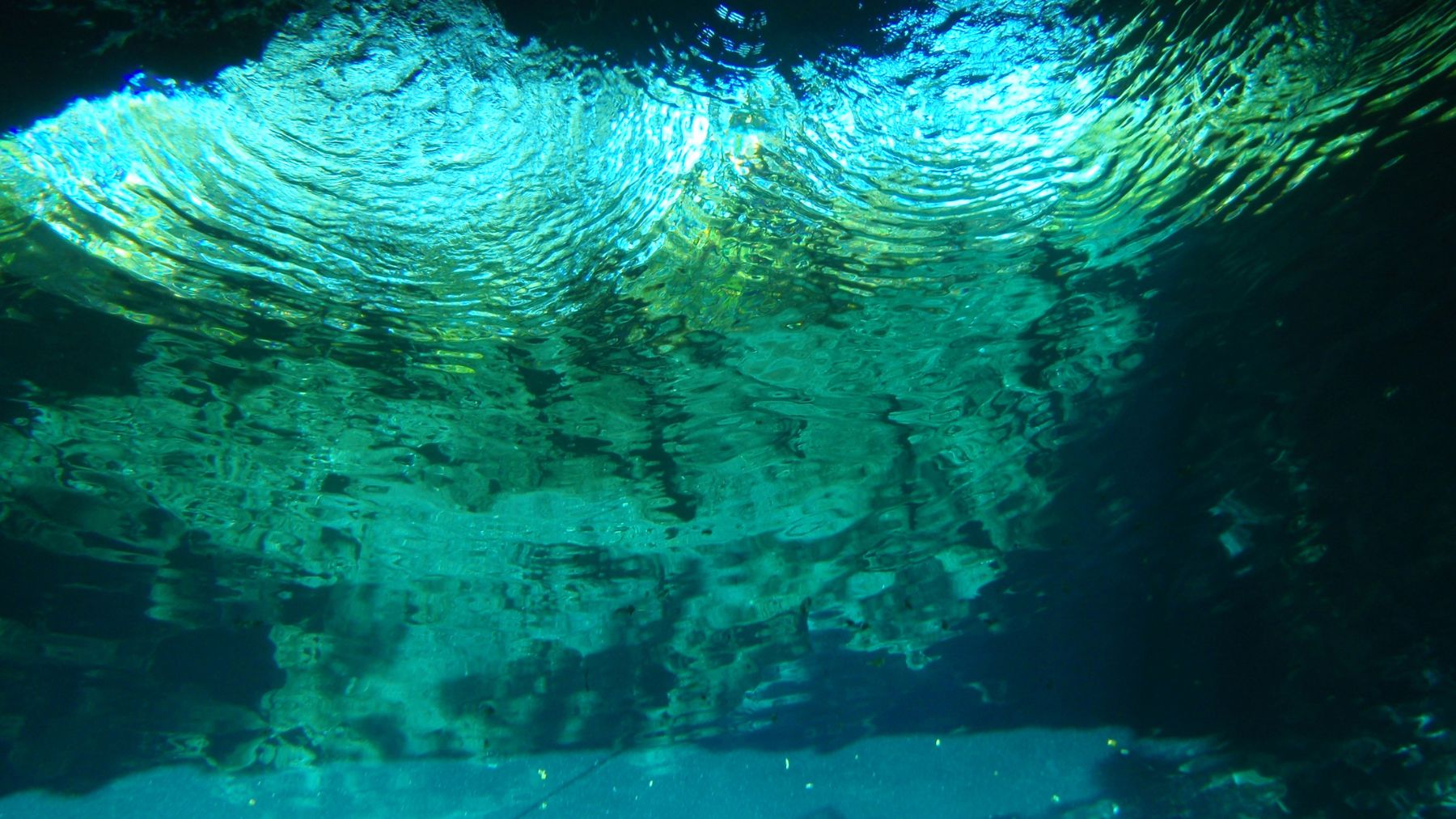 Agua bajo la superficie terrestre representando el océano oculto a 660 km en el manto terrestre.