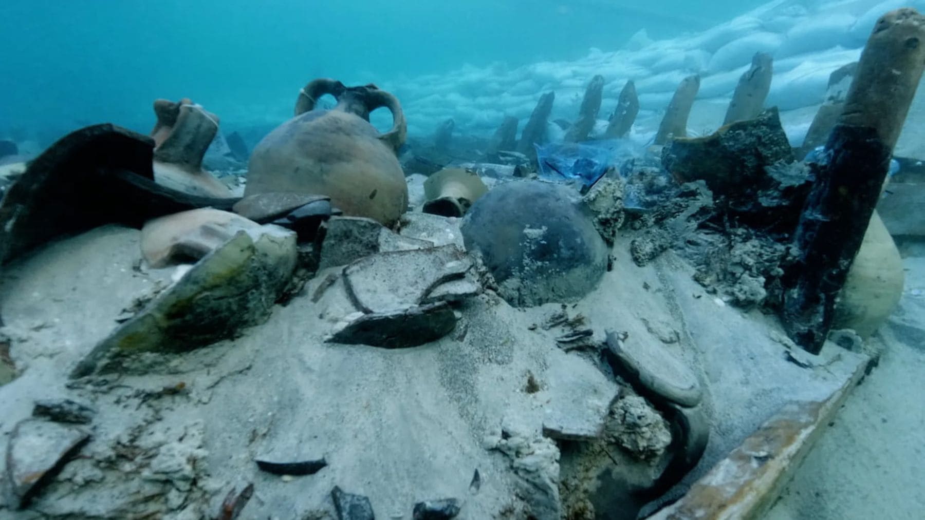Pecio romano de Ses Fontanelles con ánforas intactas bajo el agua frente a la Playa de Palma.