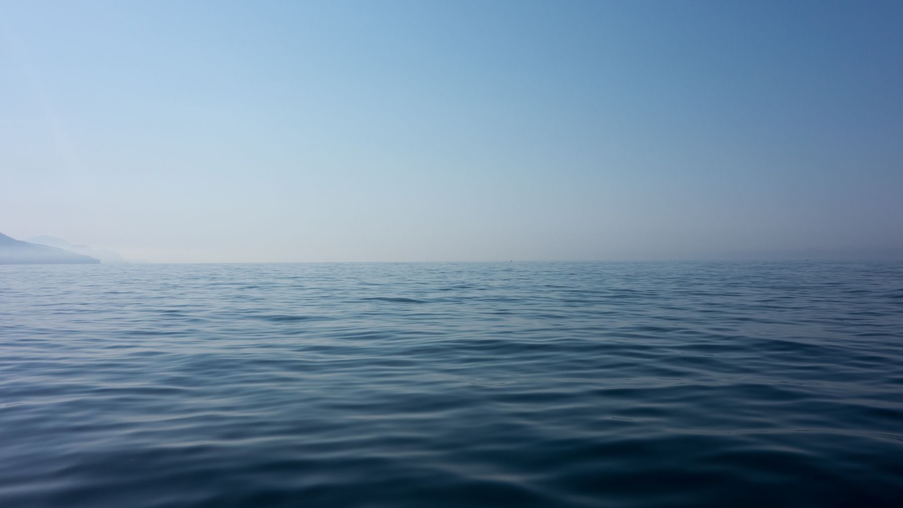 Superficie del océano en calma donde se mantiene estable la salinidad del mar gracias a procesos geológicos.