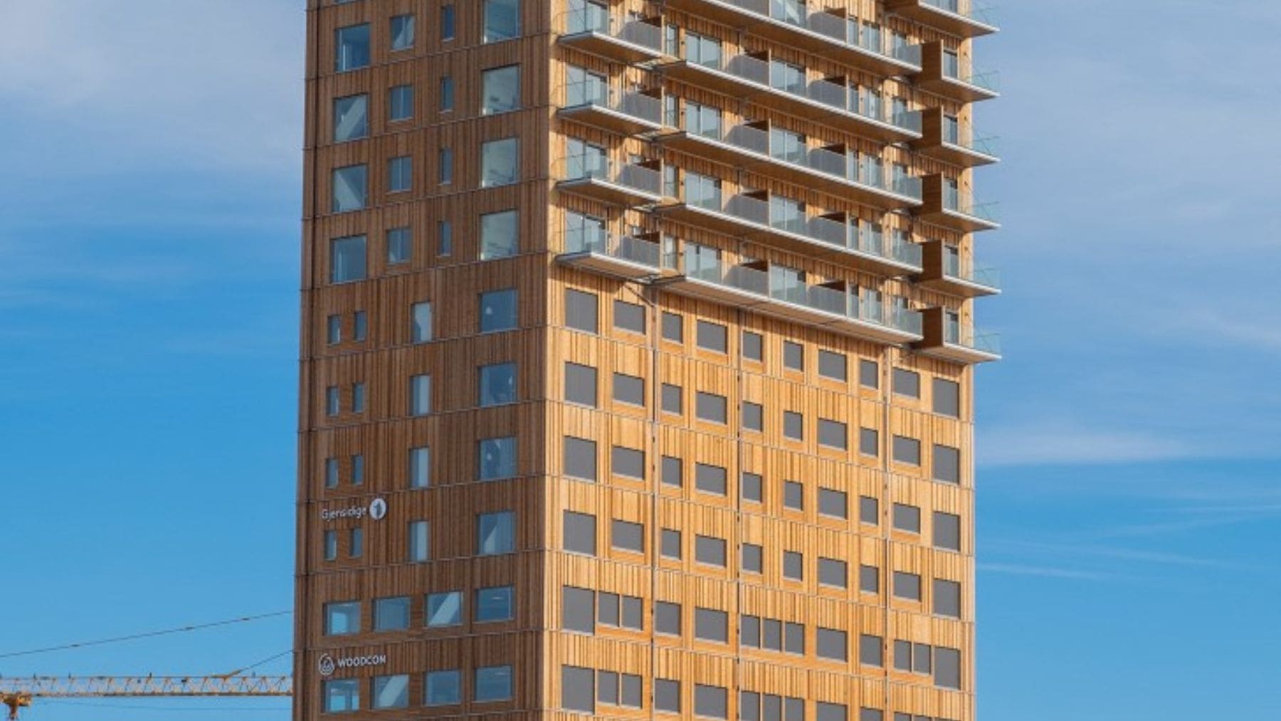 Rascacielos de madera sostenible que absorbe carbono y mejora el aislamiento térmico frente al hormigón.
