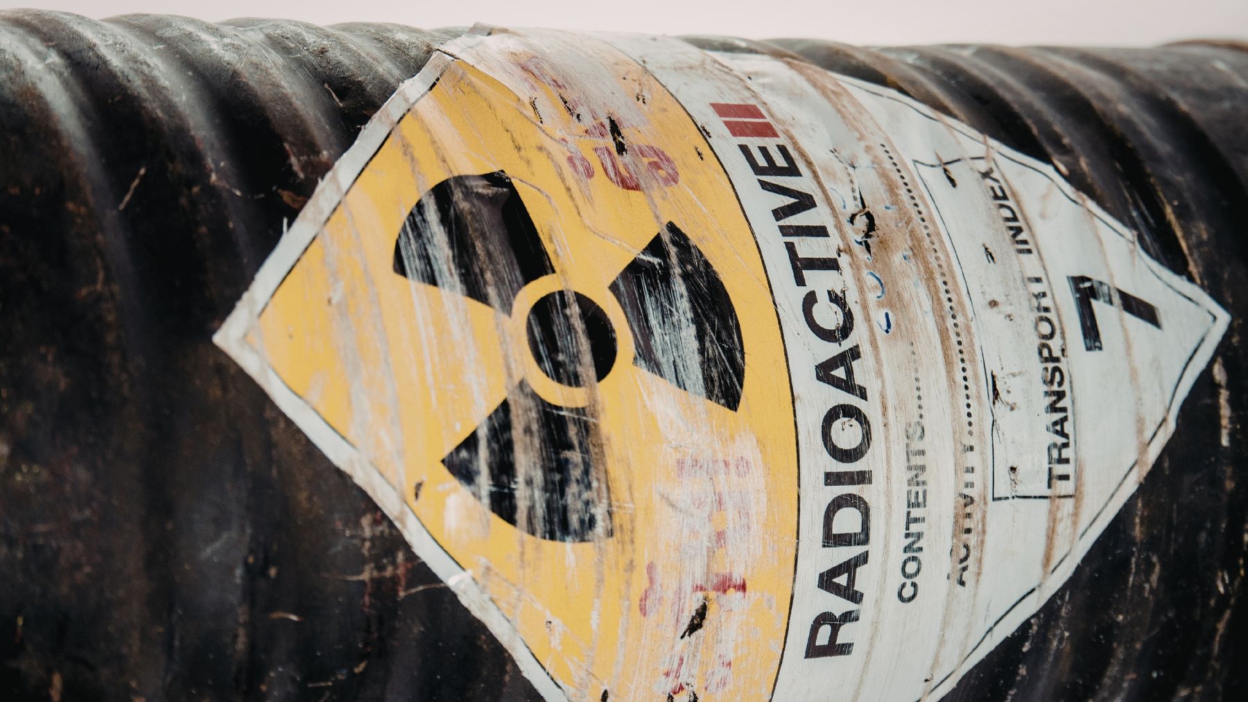 Contenedor de residuos radiactivos con símbolo nuclear peligro almacenamiento nuclear a largo plazo.