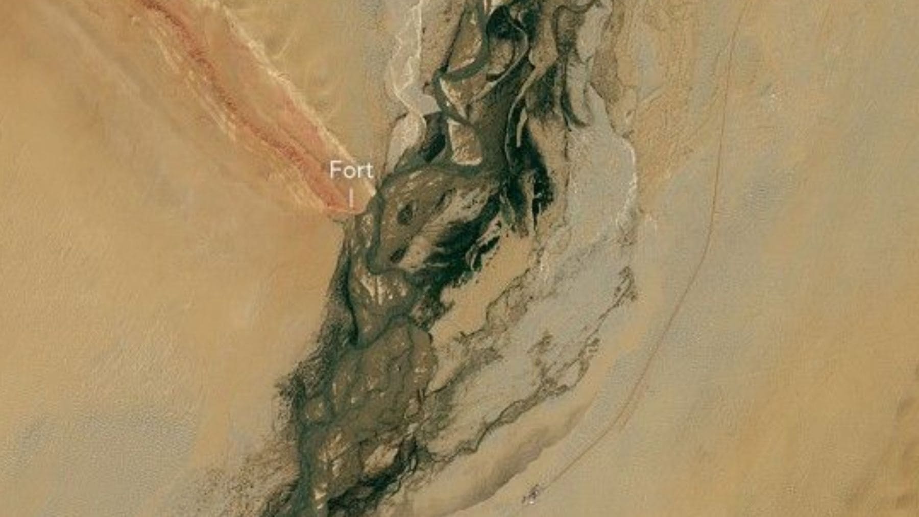 Imagen satelital de la NASA del desierto de Taklamakán en China con una formación en Y creada por el río Hotan y la cresta Mazartagh.