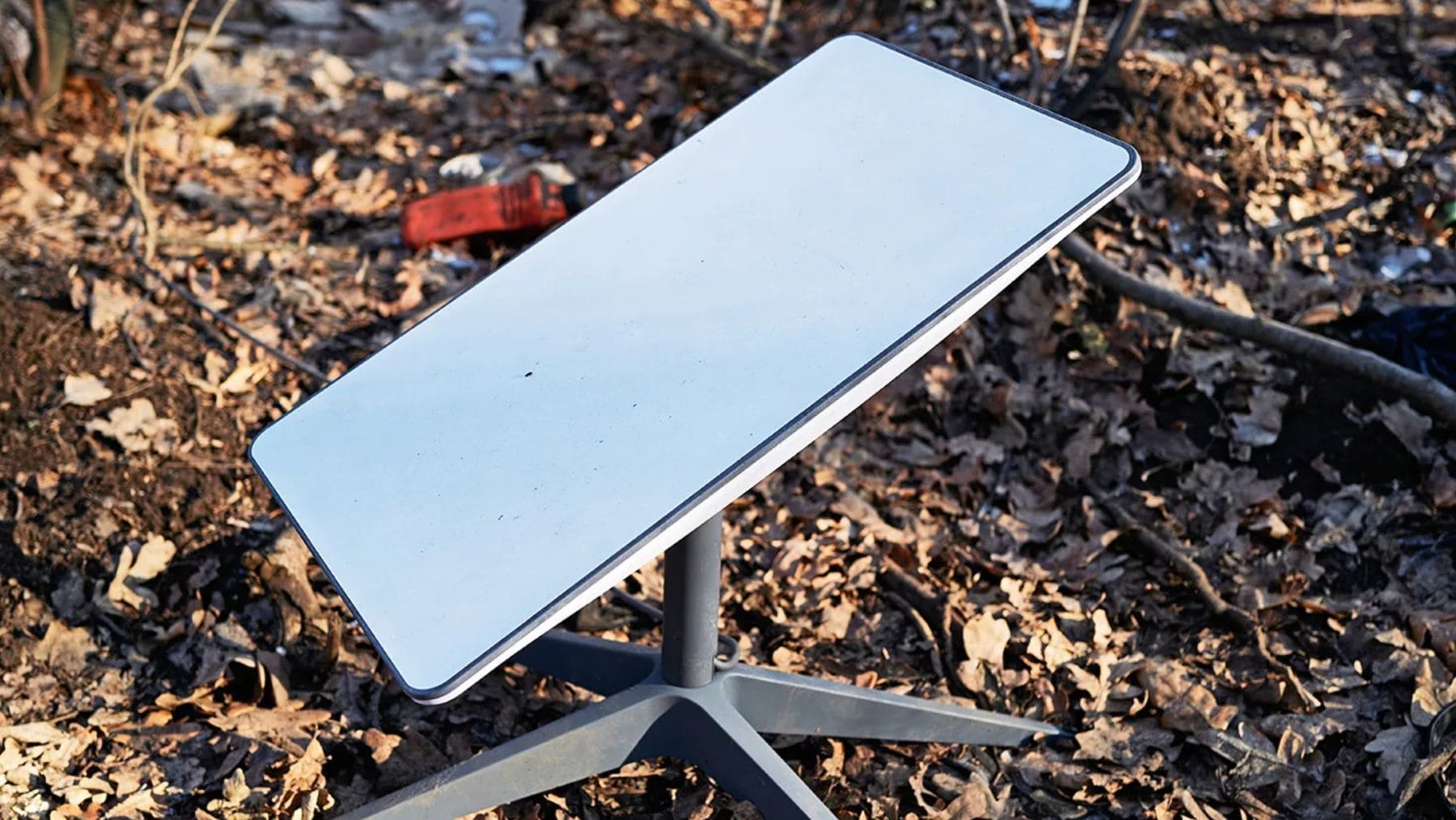 Antena satelital Starlink utilizada en el frente de guerra en Ucrania para comunicaciones militares