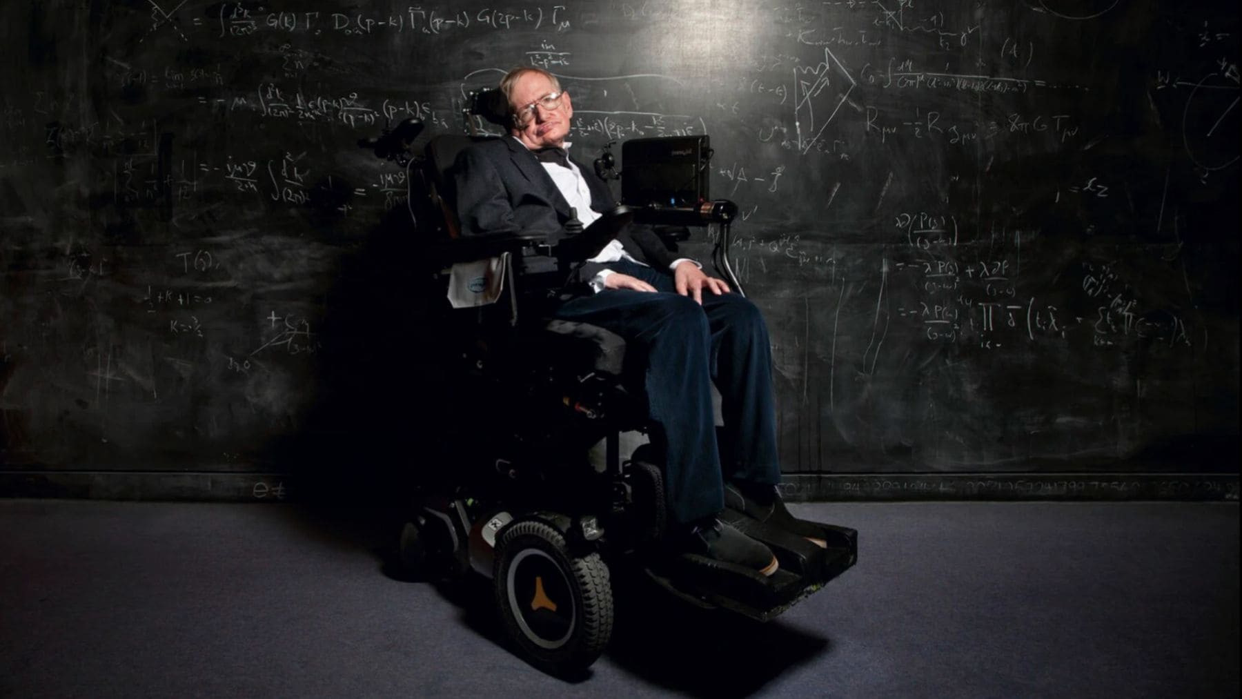 Stephen Hawking en un retrato en blanco y negro durante los primeros años de su carrera científica.