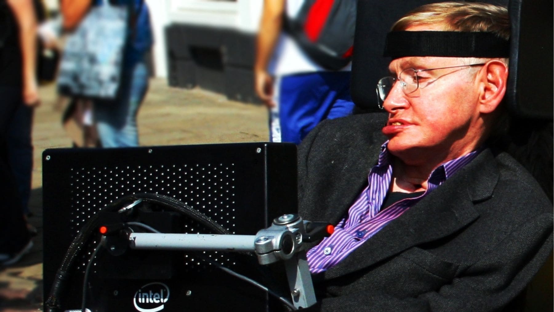 Stephen Hawking en su silla con sintetizador defendiendo que el universo funciona con leyes de probabilidad.
