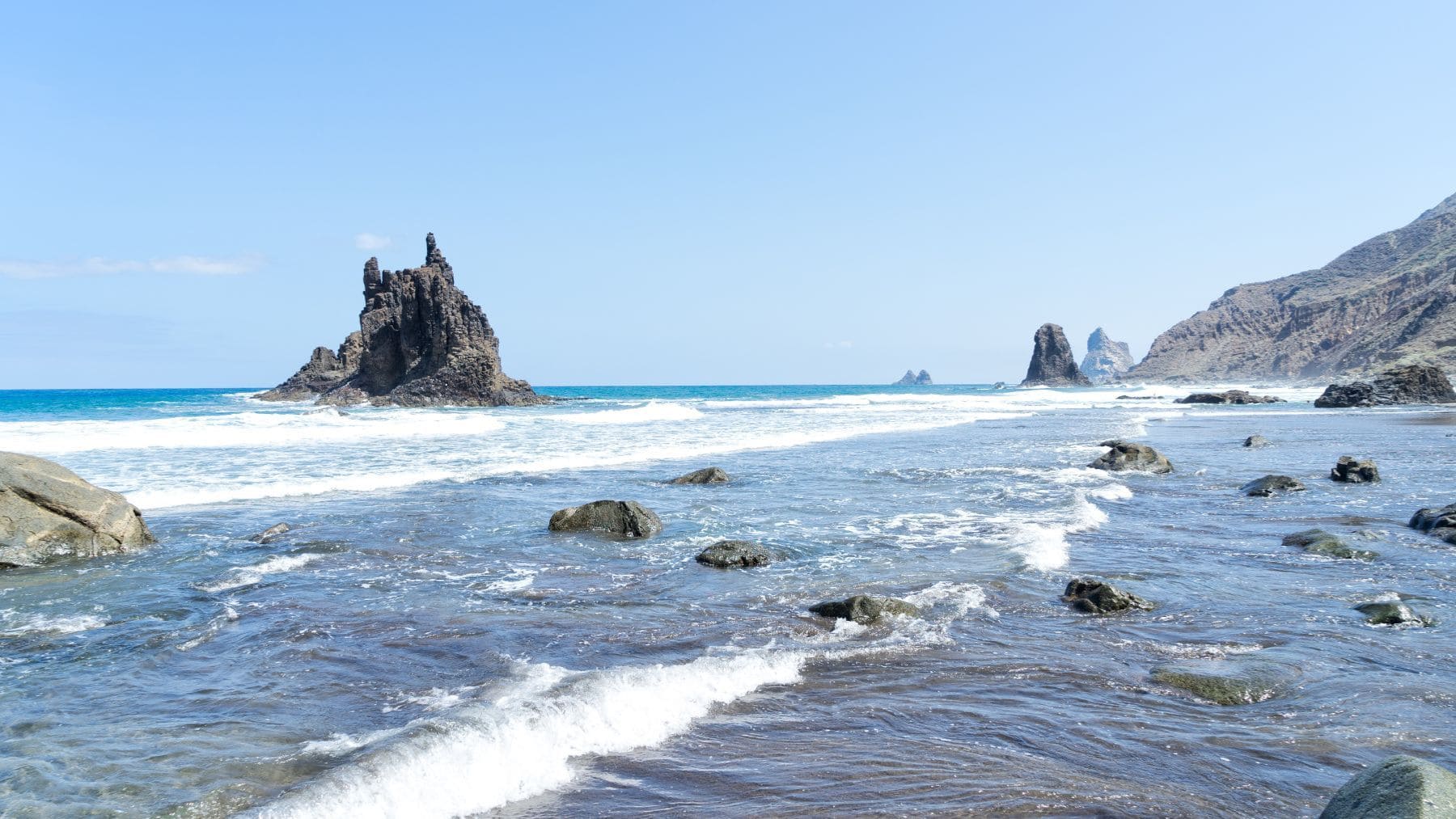 Costa rocosa con oleaje y nivel del mar en aumento, imagen ilustrativa del riesgo de subida del mar.