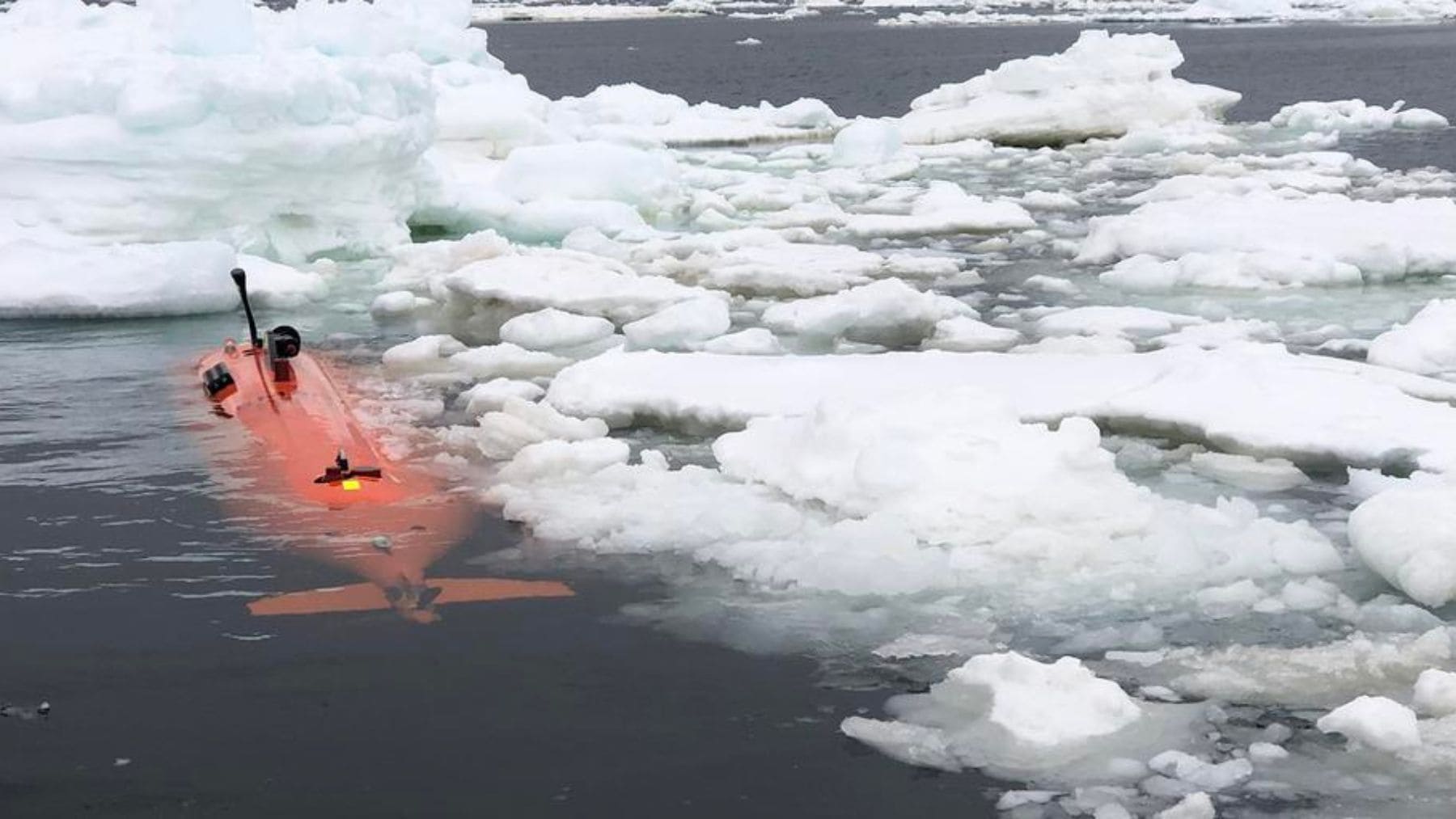 Submarino científico Ran navegando entre hielo en la Antártida durante misión bajo la plataforma de hielo Dotson.