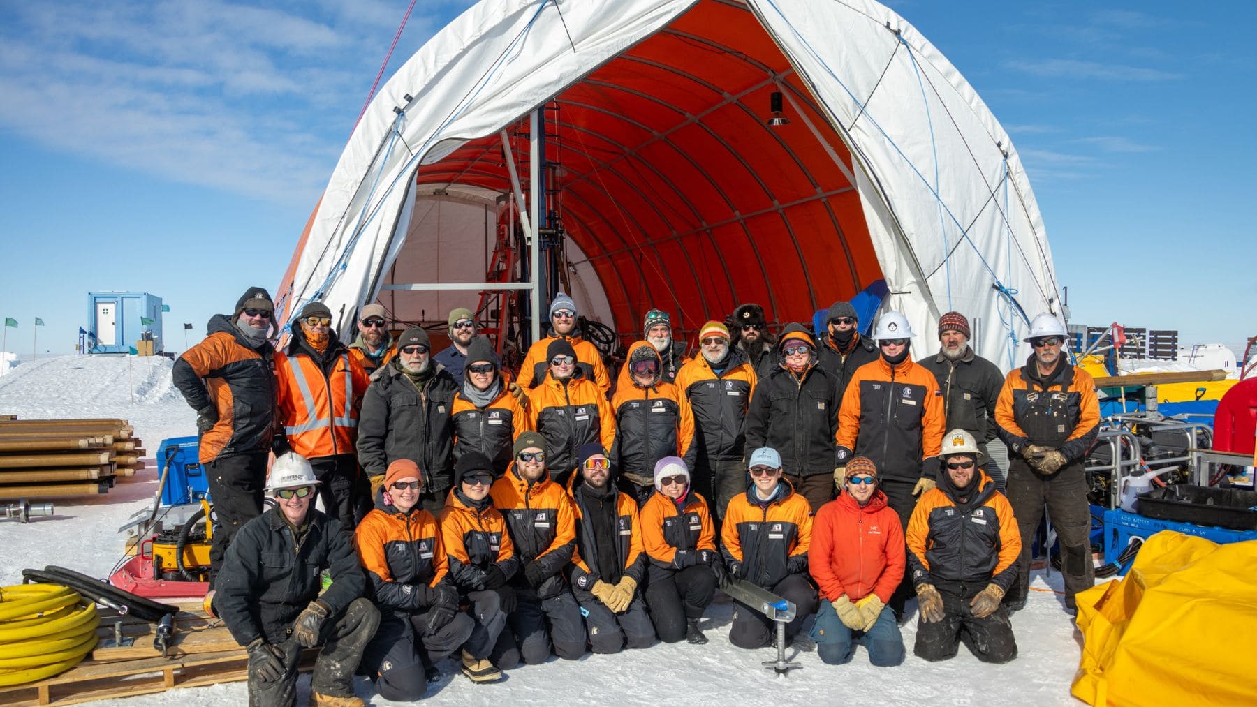 Equipo del proyecto SWAIS2C tras perforar 523 metros de hielo en la Antártida Occidental para extraer un núcleo de 23 millones de años.