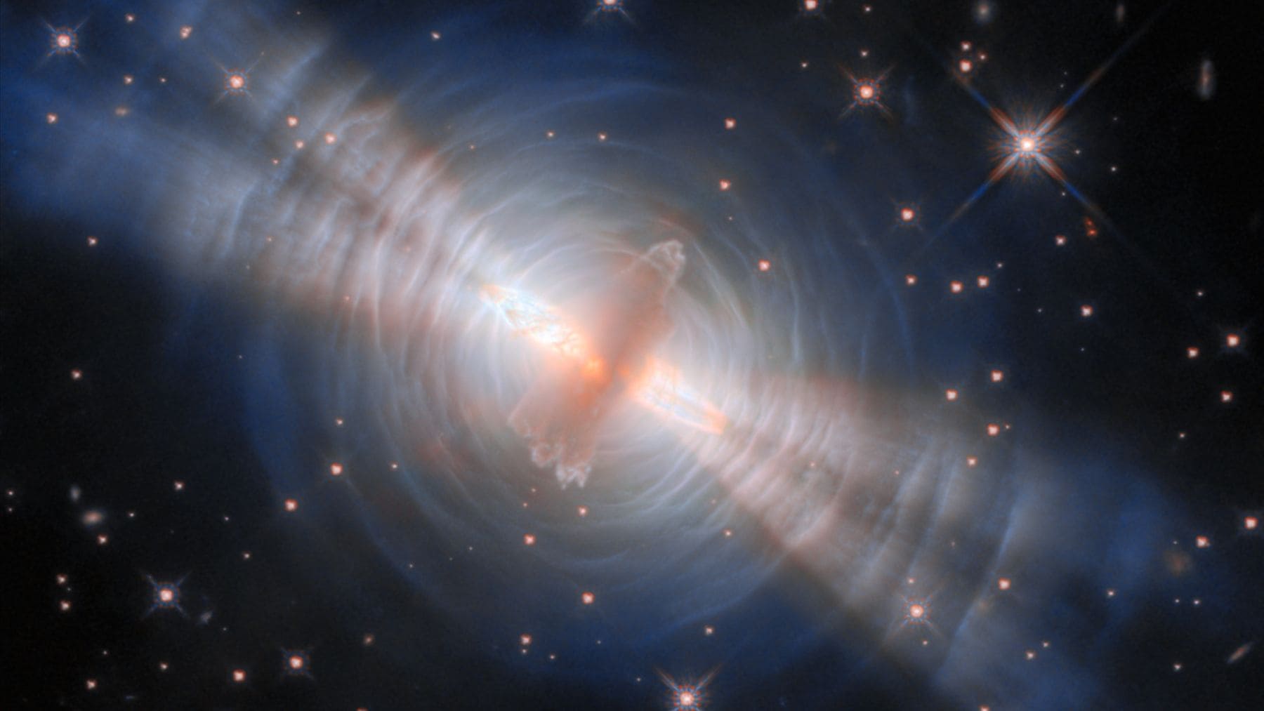 Imagen del telescopio Hubble de la Nebulosa del Huevo donde una estrella similar al Sol expulsa gas y polvo antes de convertirse en enana blanca.