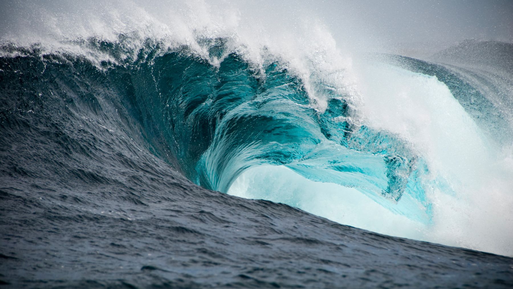 Ola gigante en el océano similar a los tsunamis submarinos que aceleran el deshielo de glaciares en Groenlandia.