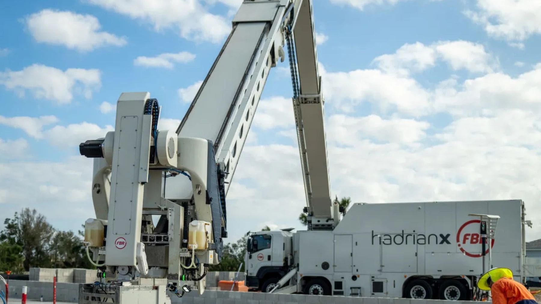 Robot de construcción colocando bloques en una vivienda automatizada, tecnología que Dubái quiere usar para crear villas sin obreros.