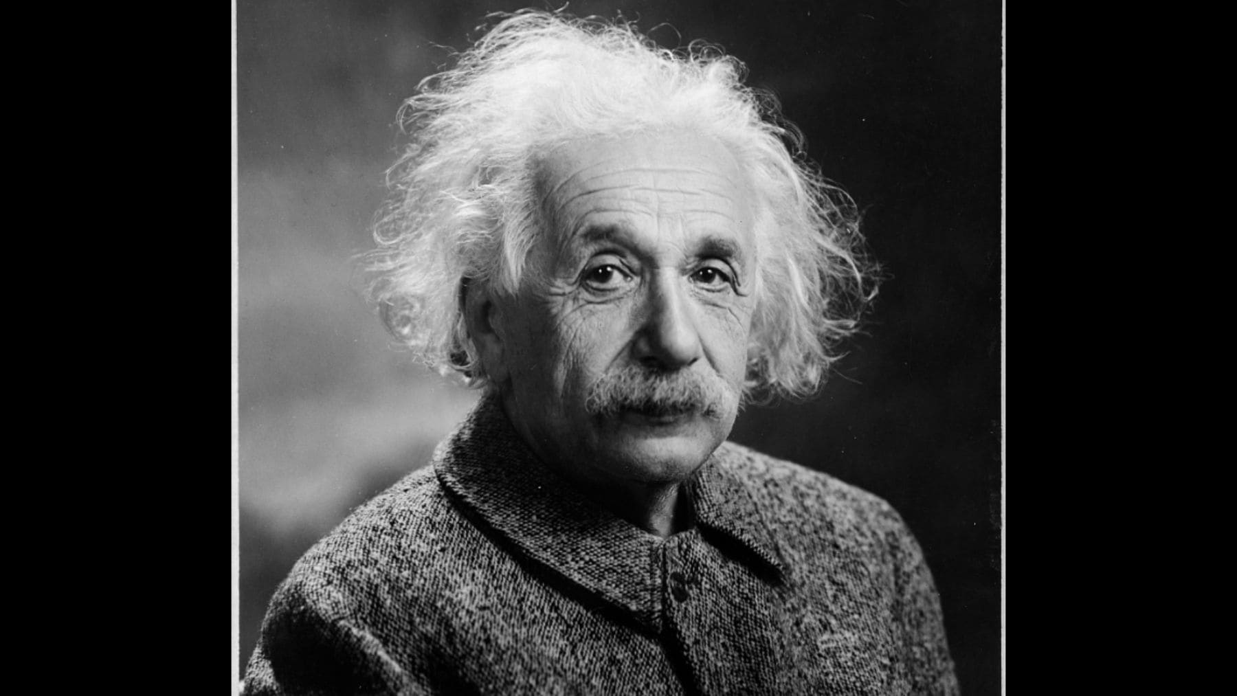 Albert Einstein en retrato clásico en blanco y negro, asociado a la famosa reflexión sobre la crisis y la vida.