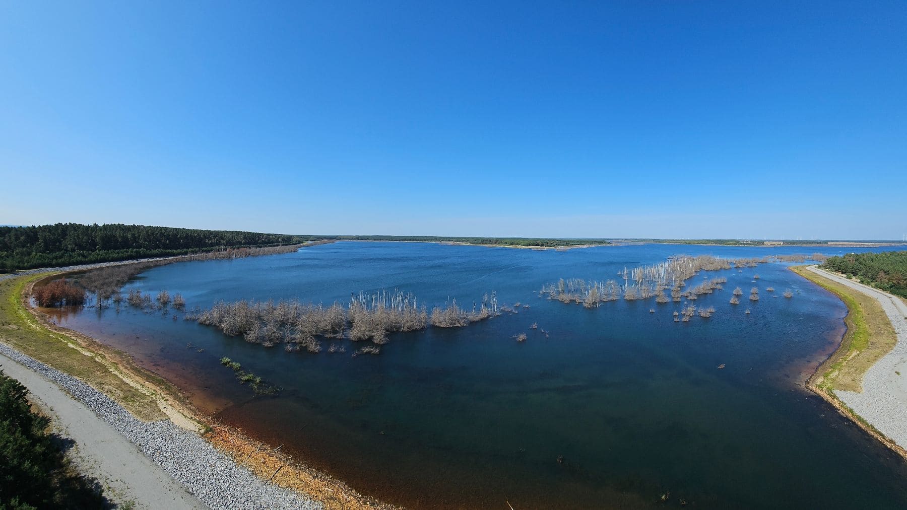 Lago Sedlitz en Alemania, antigua mina de lignito transformada en lago artificial en Lausitzer Seenland.
