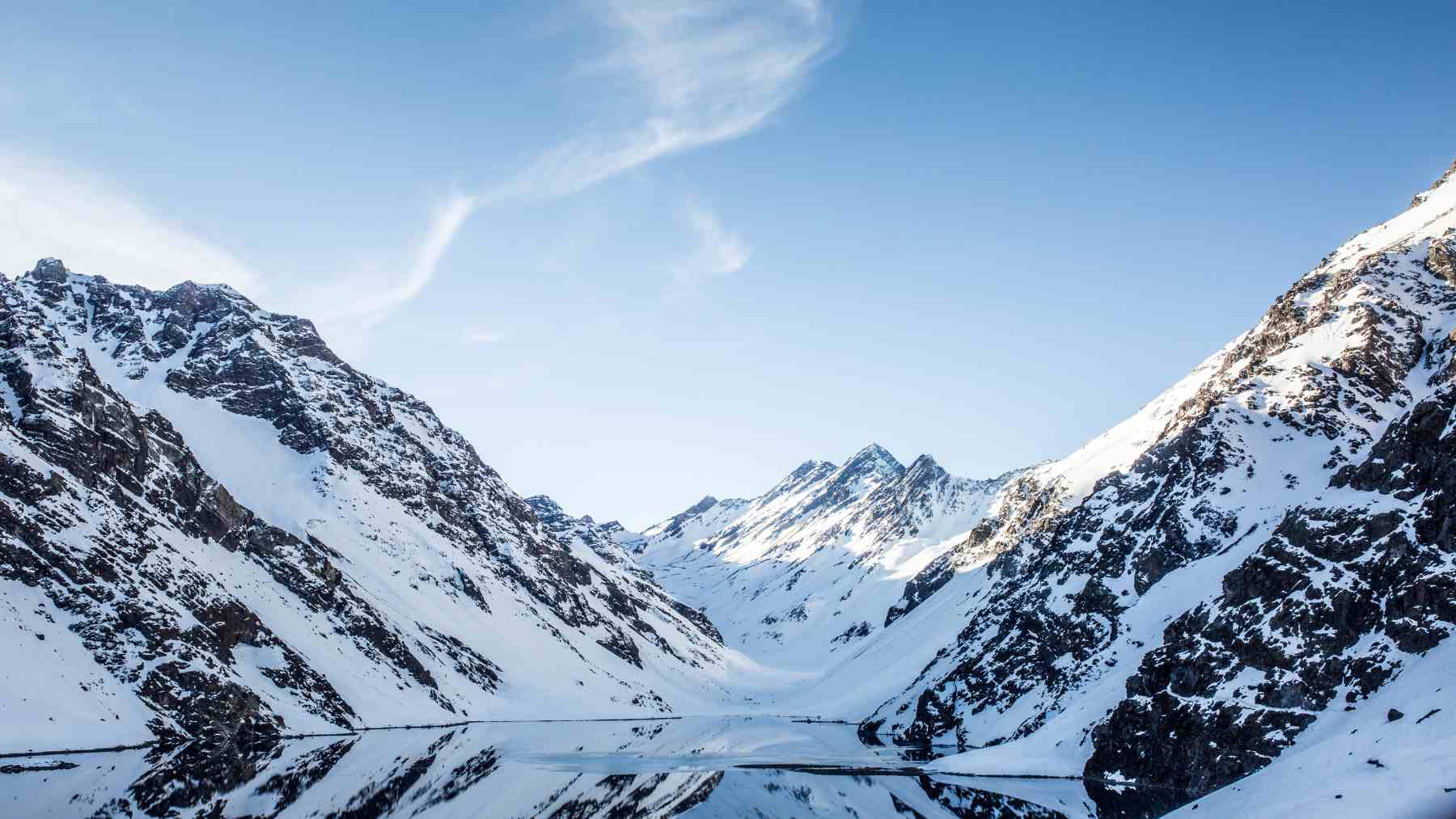 Cordillera de los Andes nevada en el paso de Agua Negra donde Argentina y Chile proyectan un megatúnel internacional.