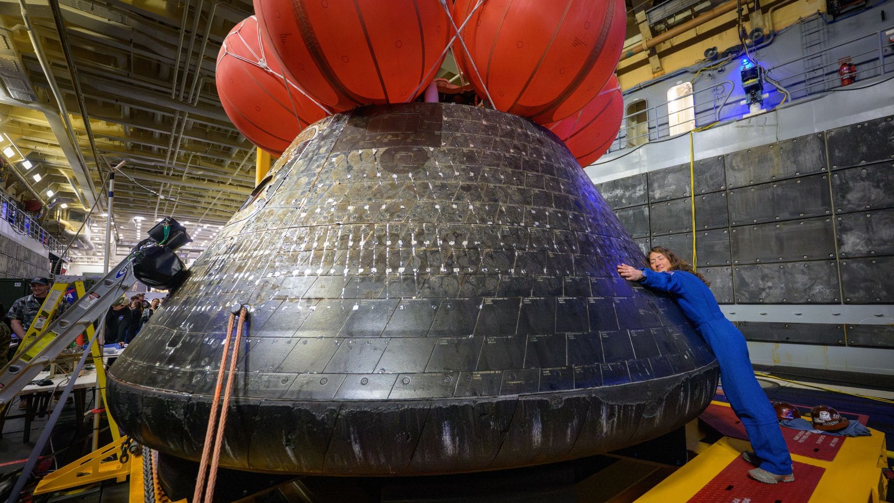 Cápsula Orion de la misión Artemis II de la NASA tras su regreso a la Tierra en el océano Pacífico.