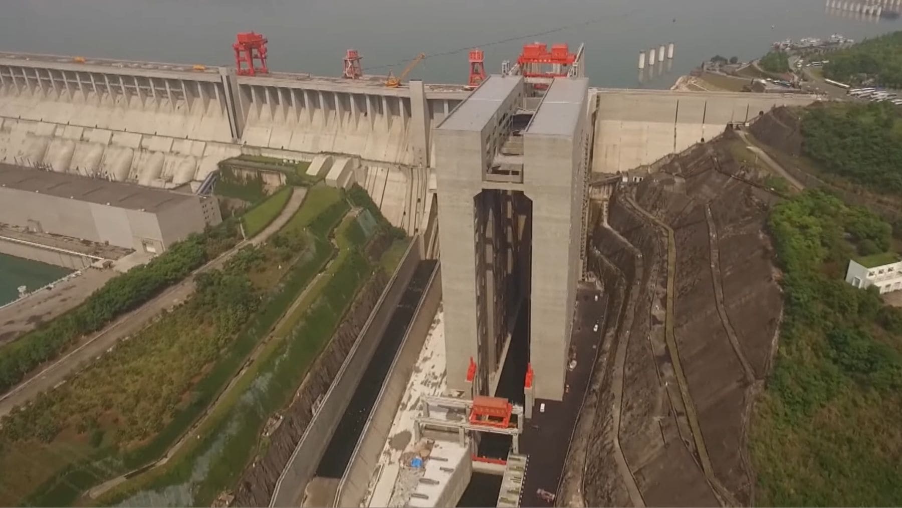 Ascensor de barcos de la presa de las Tres Gargantas en China elevando embarcaciones 113 metros.