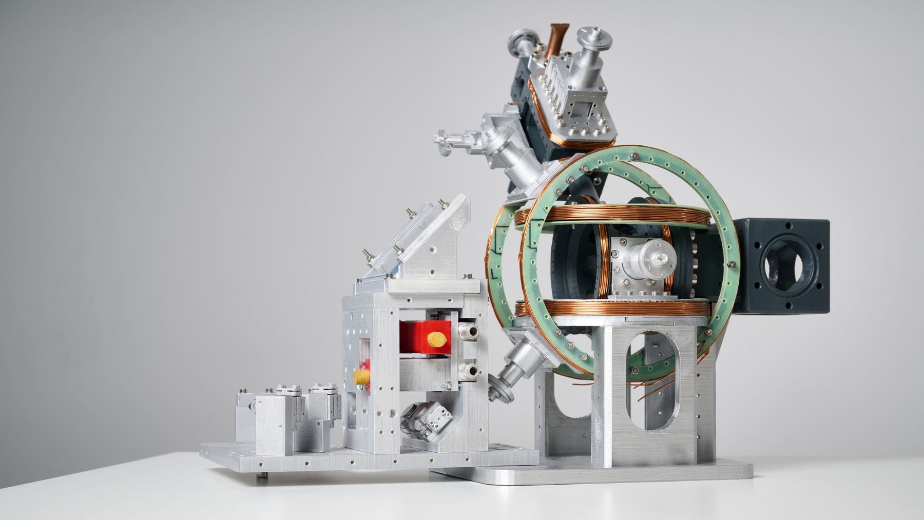 experimento de átomos ultrafríos con interferómetro cuántico y condensado de Bose Einstein.