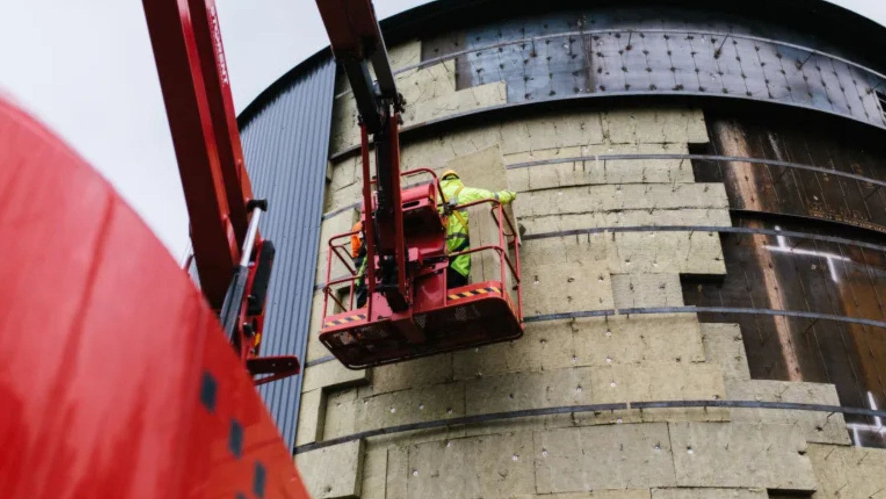 Batería de arena de Polar Night Energy en Finlandia durante su construcción para almacenar energía renovable.