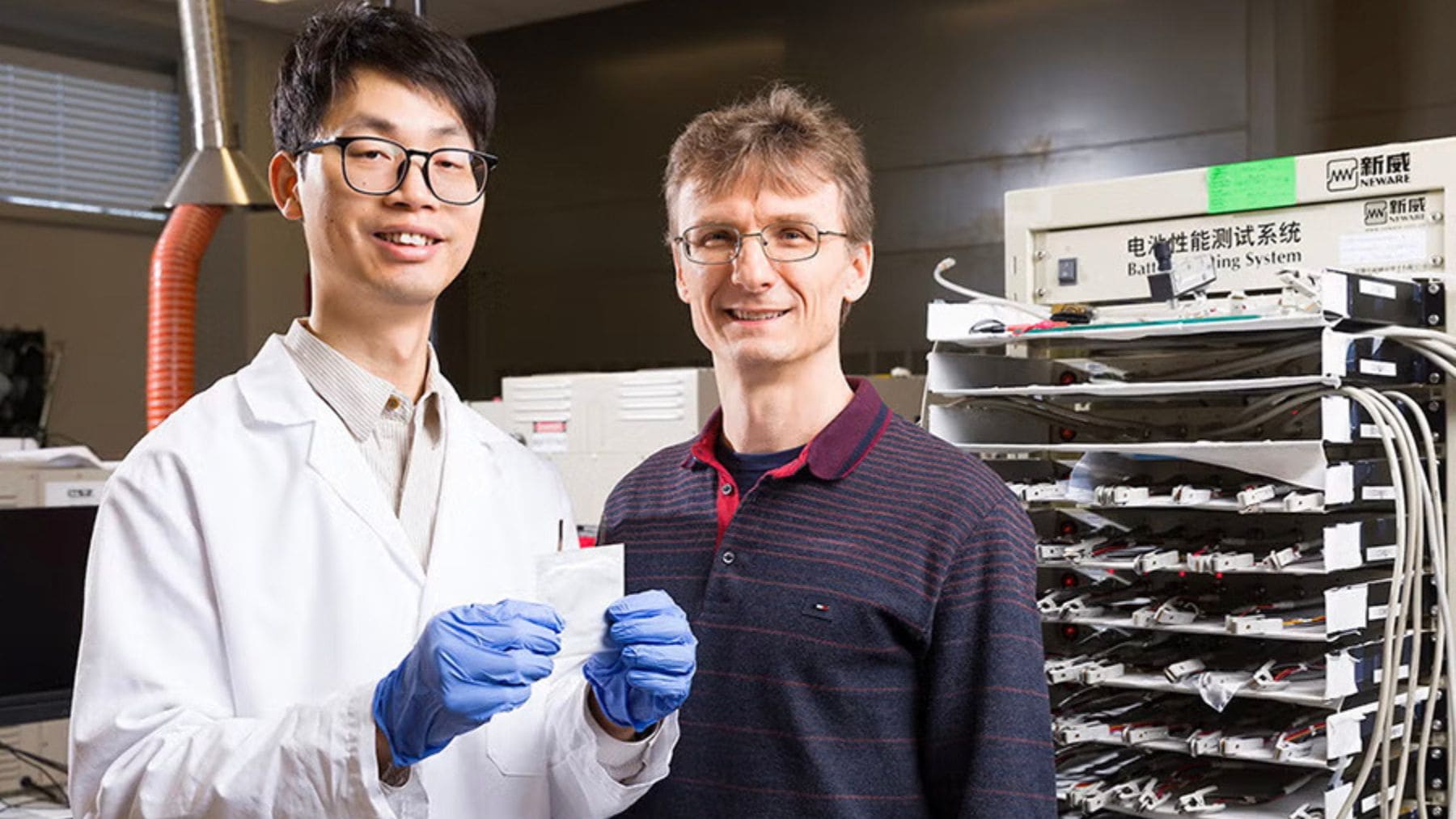 Investigadores muestran una batería recargable de zinc basada en agua desarrollada como alternativa al litio.