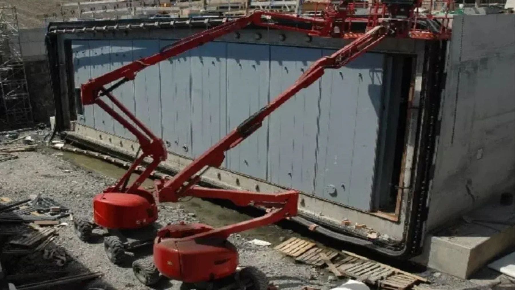 Junta de caucho GINA en un túnel submarino durante su instalación, clave para el sellado frente al agua de mar.