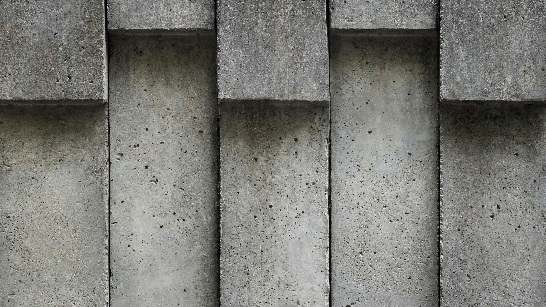 Bloques de hormigón con grietas, ejemplo del material que puede repararse solo con bacterias.