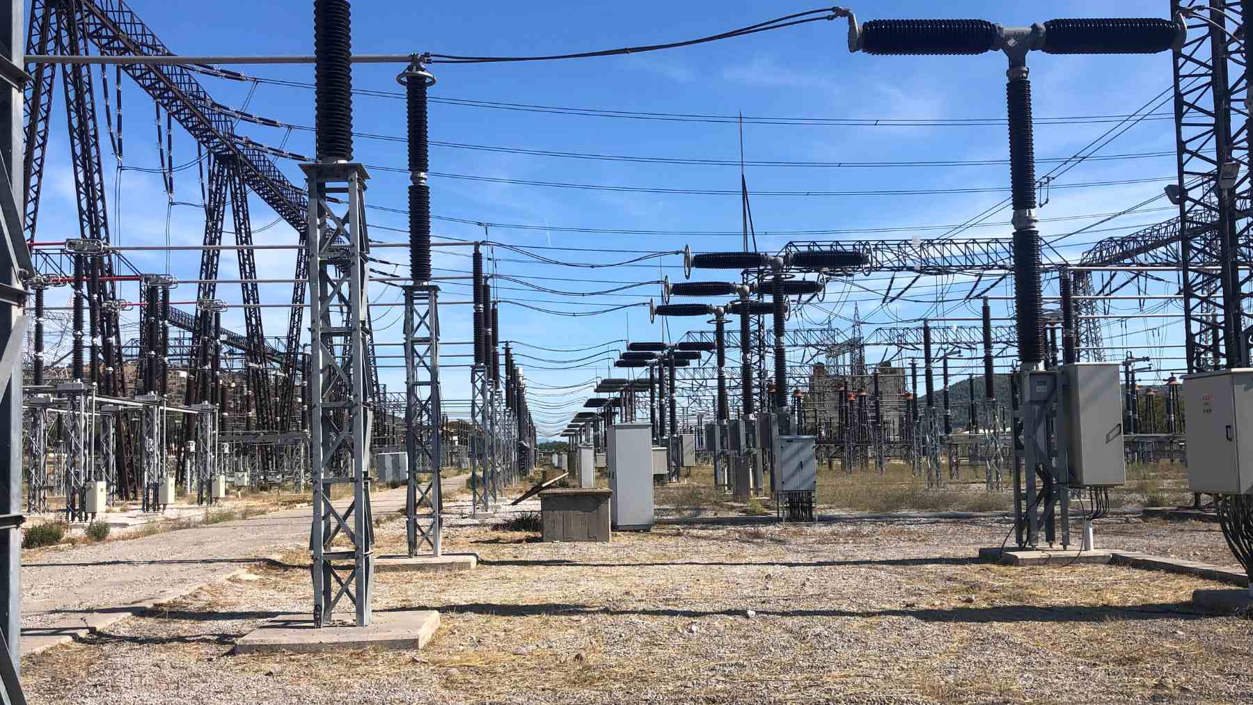 Subestación eléctrica de alta tensión asociada a una central de gas y centro de datos para IA en EEUU.