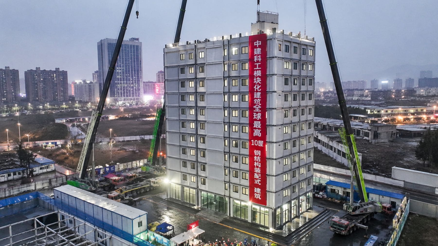 Edificio modular de 10 plantas construido en 28 horas en China con grúas y módulos prefabricados.