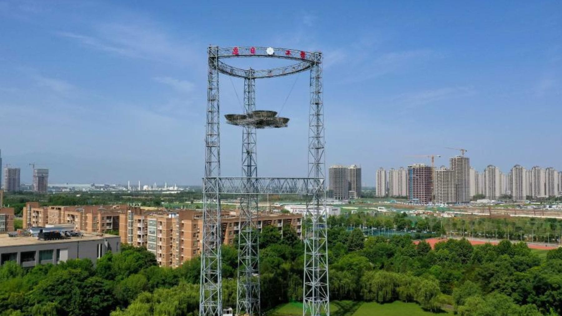 Estructura de planta solar experimental china para transmitir energía por microondas desde el espacio.
