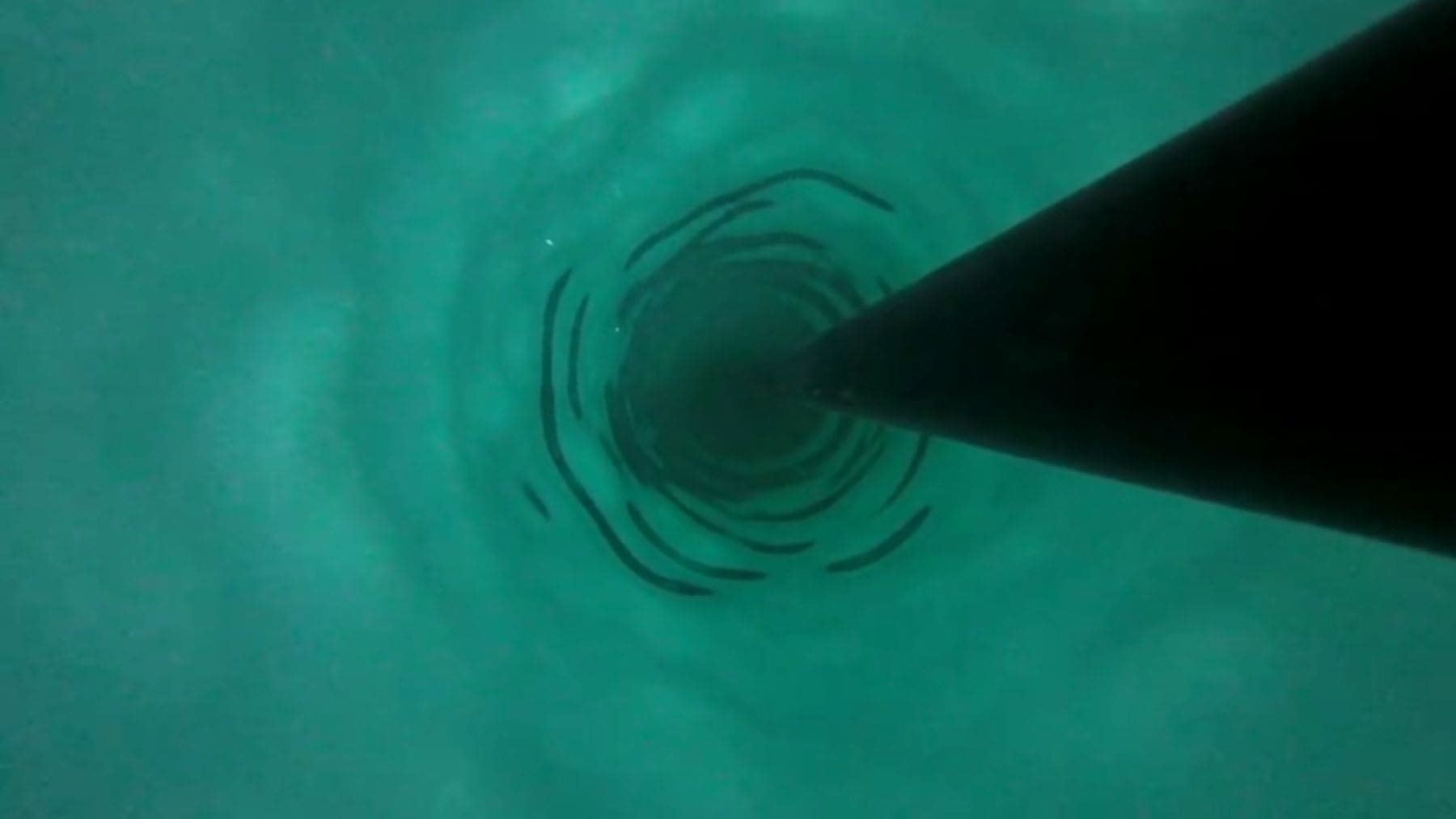 Perforación profunda en el hielo de la Antártida para acceder al lago subglacial Qilin a más de 3400 metros.