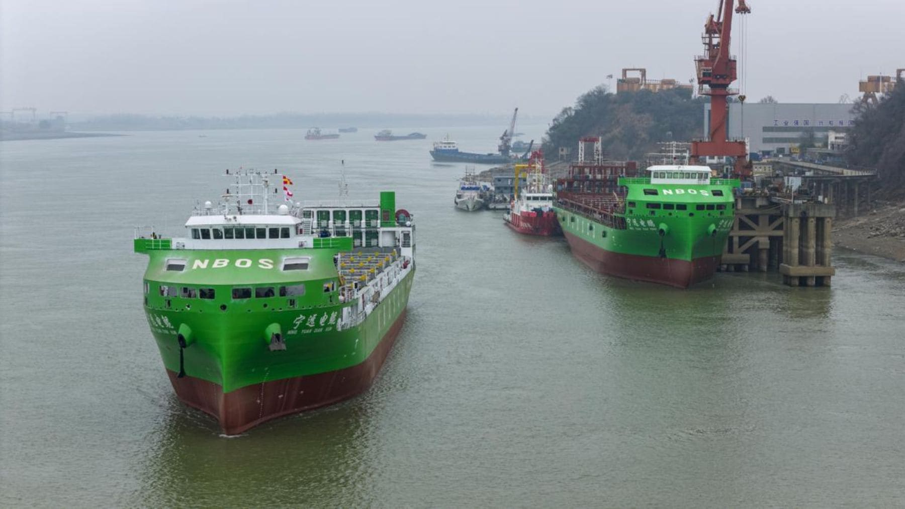 Portacontenedores eléctrico Ning Yuan Dian Kun de China navegando con sistema de baterías intercambiables.