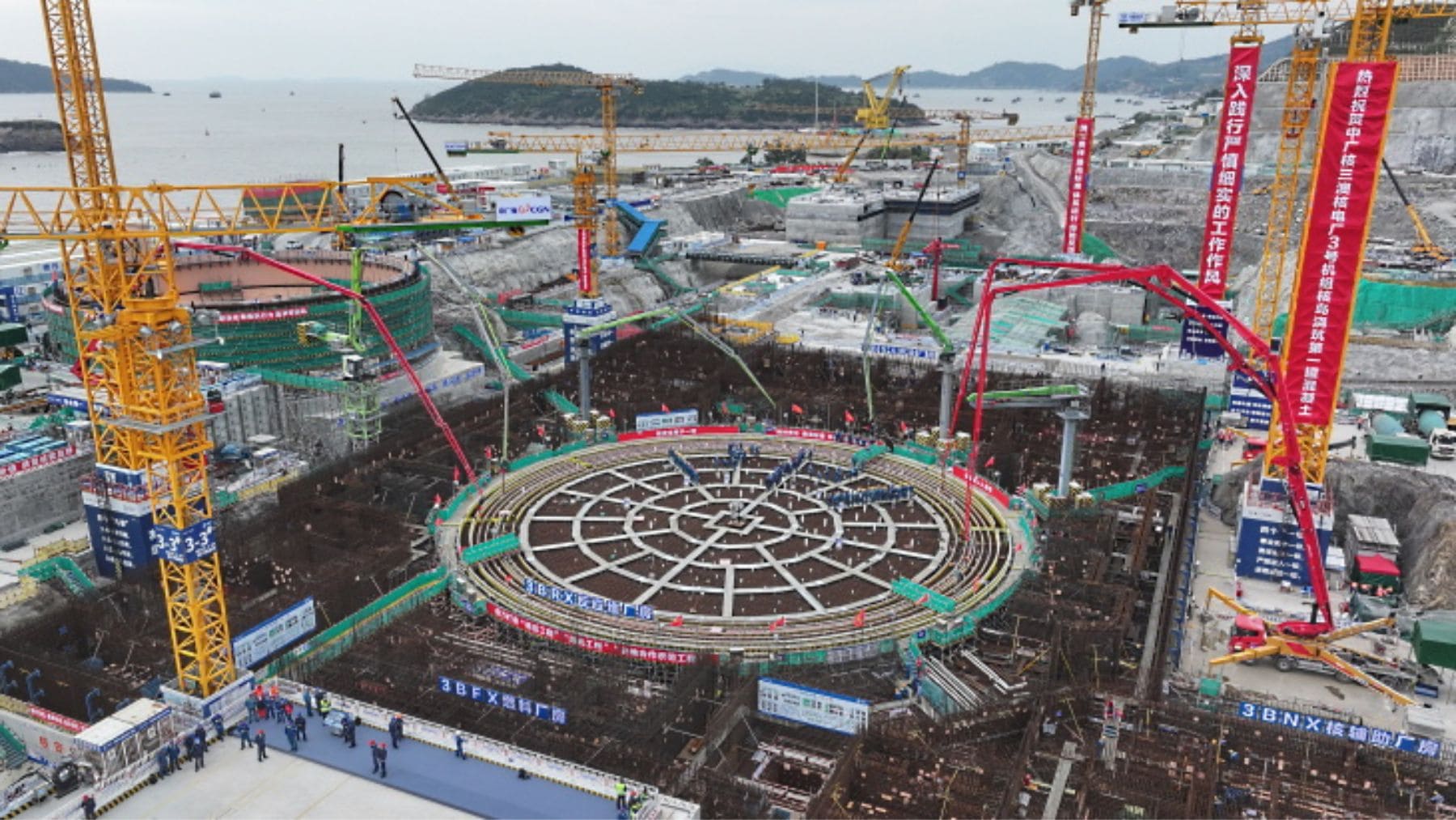 Construcción de reactor nuclear en China con grúas y obra del proyecto Hualong One.