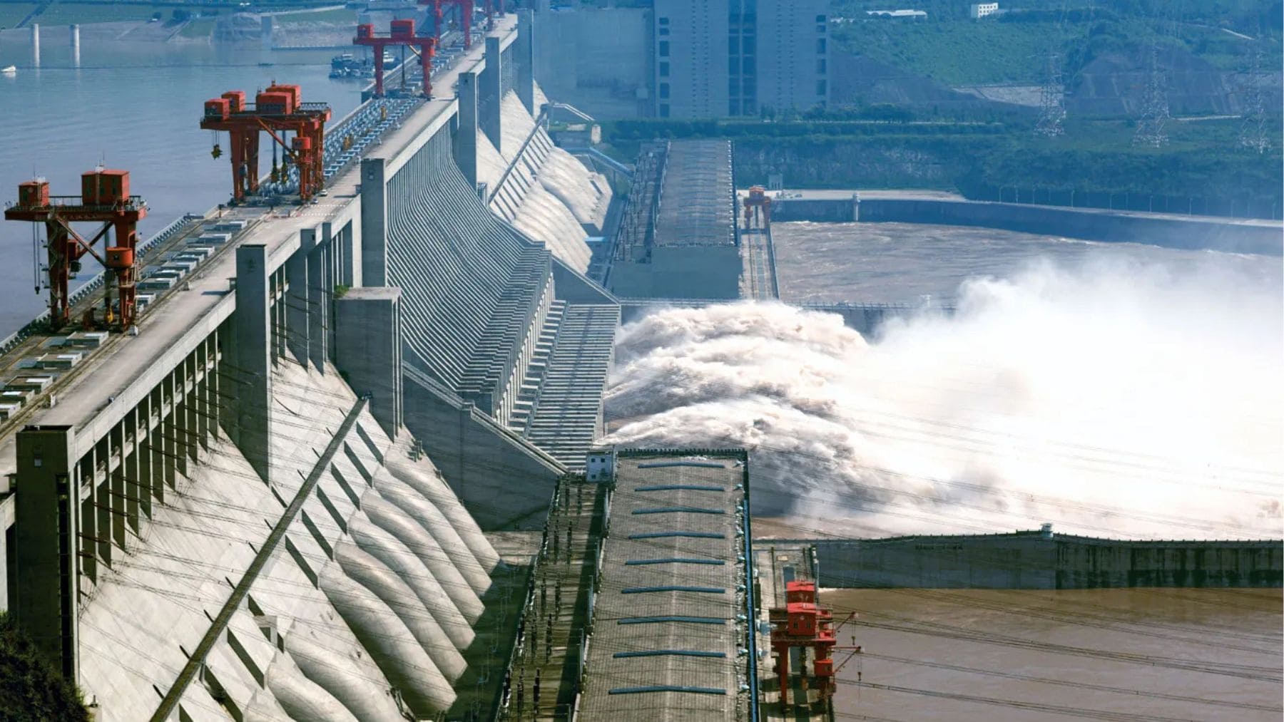 Presa de las Tres Gargantas en China con liberación de agua, origen del túnel de 195 km hacia Pekín.