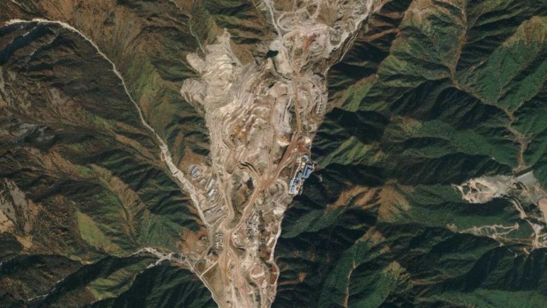 Vista aérea de la mina de tierras raras de Maoniuping en Sichuan, China.