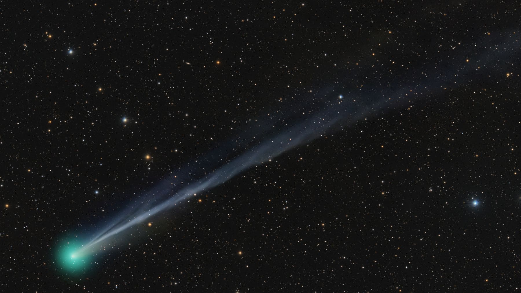 Cometa C/2025 R3 PanSTARRS con cola brillante visible en el cielo nocturno durante abril de 2026.