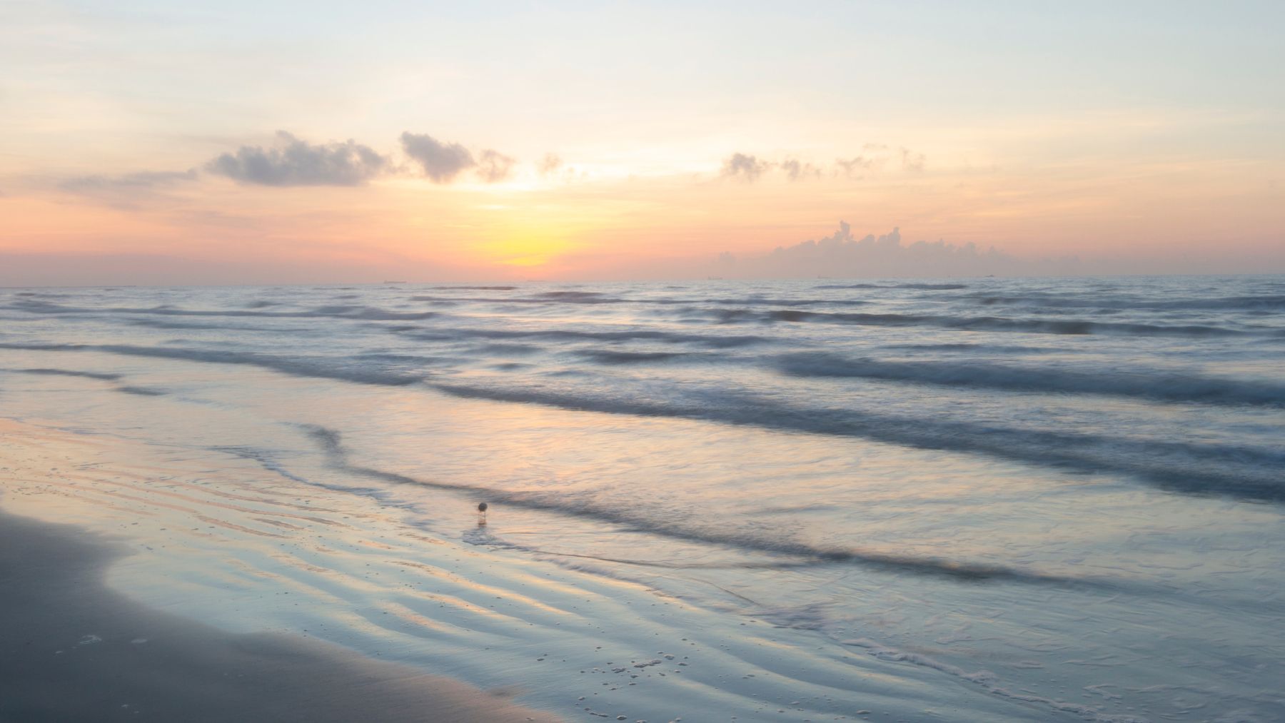 Costa del Golfo de México al amanecer, punto clave del Corredor Interoceánico que conecta con el Pacífico.