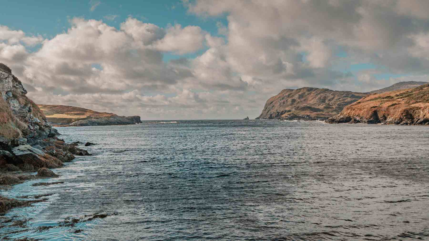 Vista del océano Atlántico con costas rocosas, ilustrando la zona afectada por el debilitamiento de la corriente AMOC.