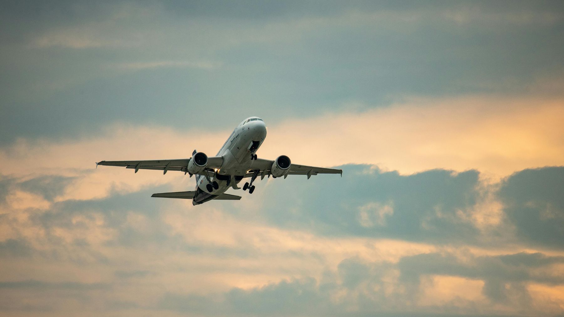 Avión despegando en Europa en plena crisis de suministro de queroseno que amenaza vuelos de verano.